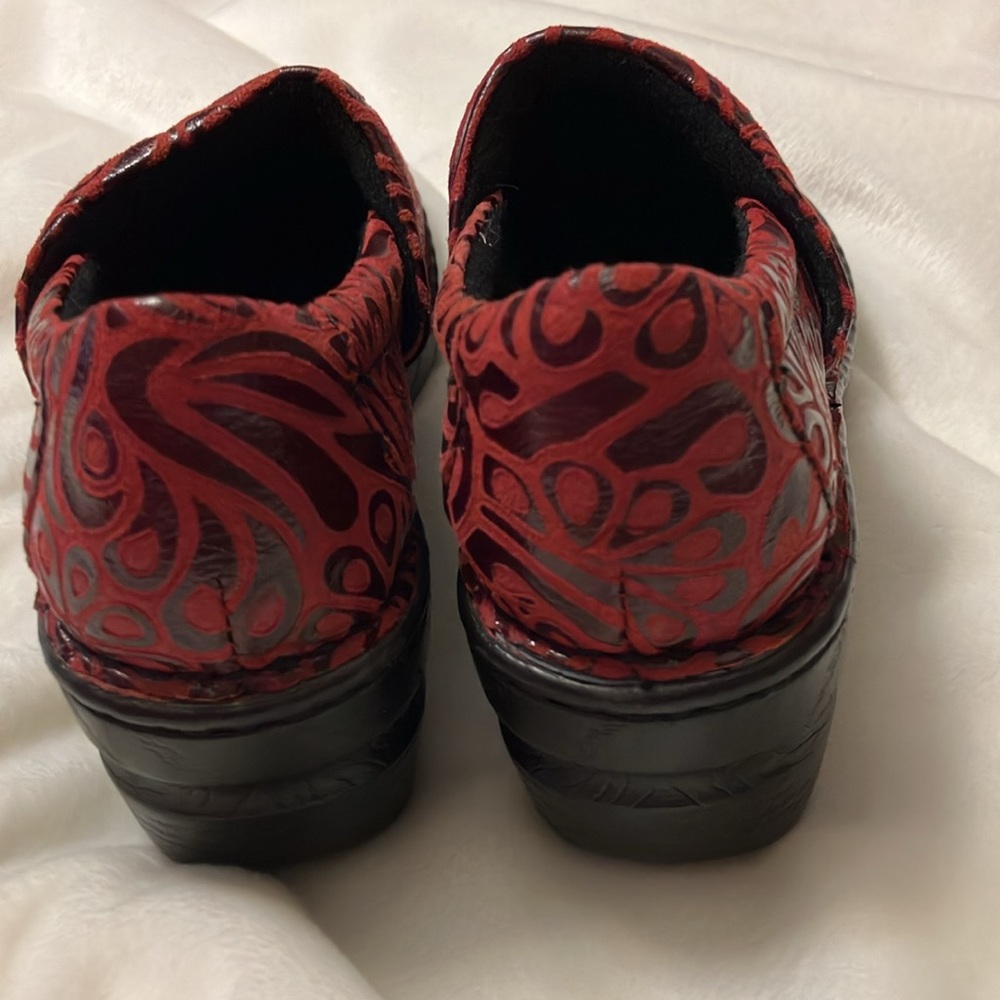 NWOT BOC Red/Maroon Leather Clogs with Embossed Design Sz 6 - Picture 6 of 6